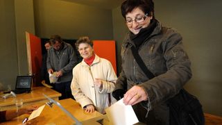 AFP_101128suisse-referendum-immigrant_8